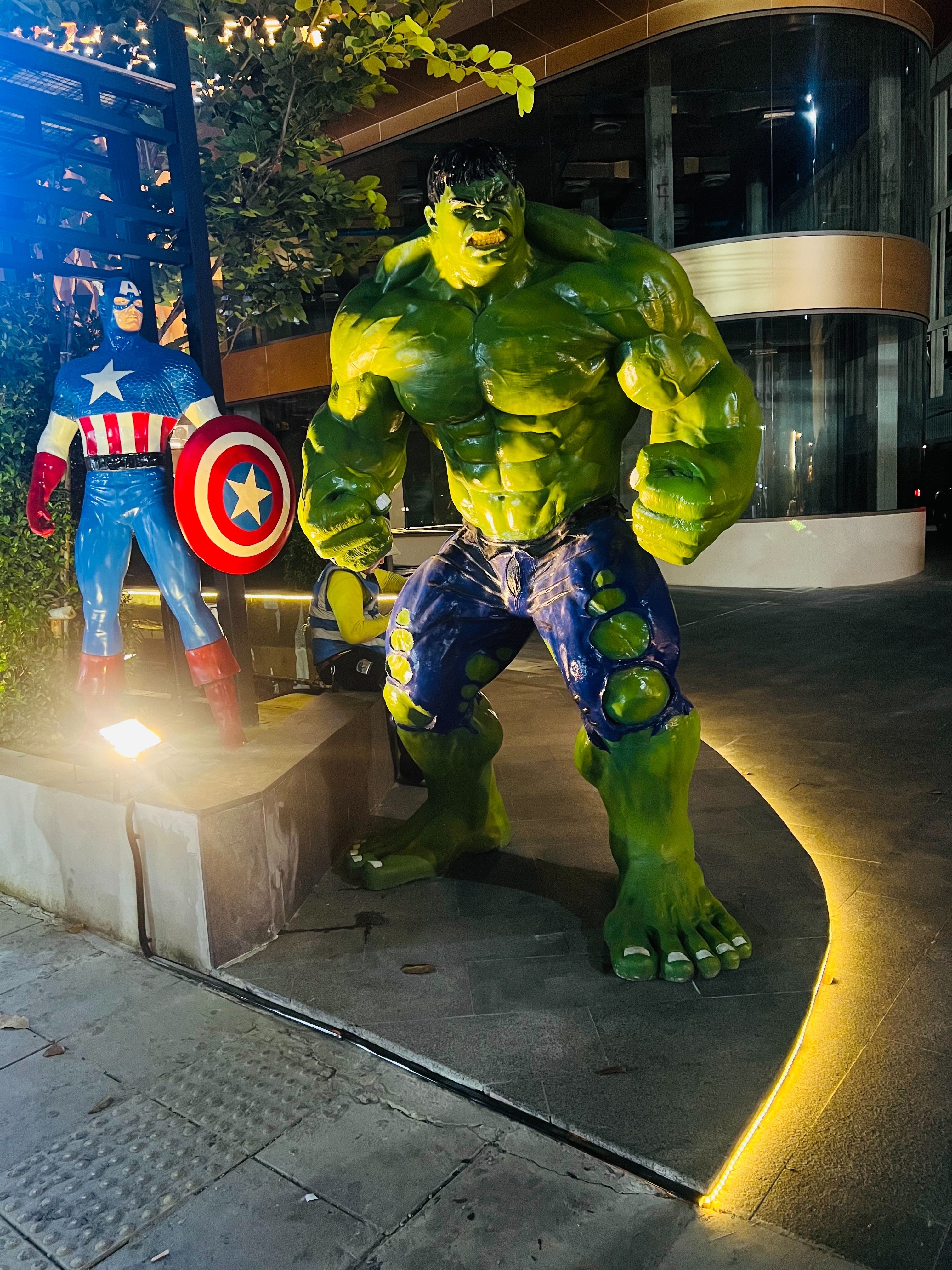 ไฟสปอตไลท์โซล่าเซลล์ 100 Watt กล่องสีน้ำตาล (เปิดได้ 3 แสง)