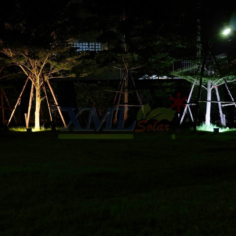 ไฟสปอตไลท์โซล่าเซลล์ รุ่น 30 Watt (เเสง : เหลืองวอมไวท์)