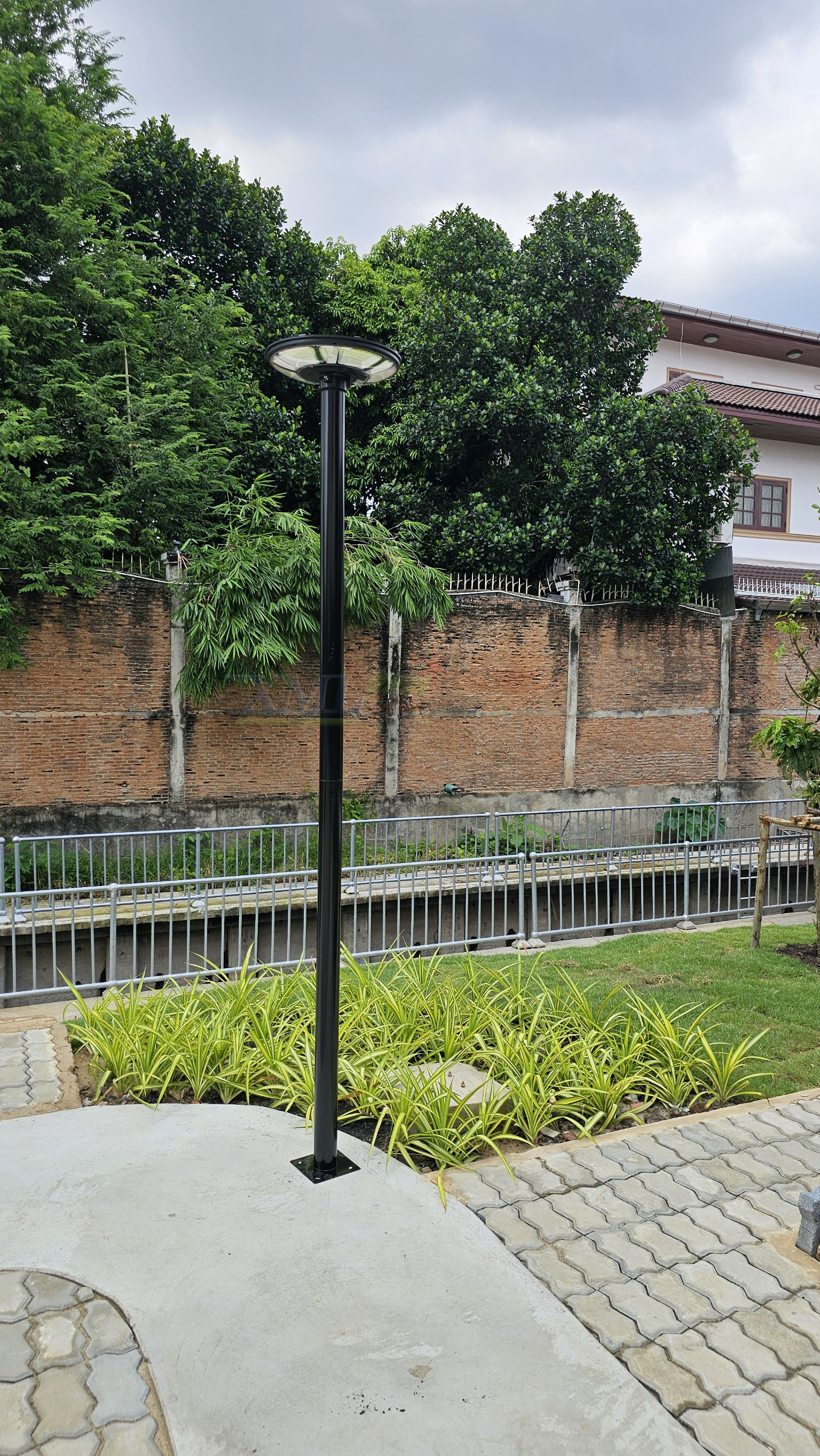 ชุดเสาพร้อมโคม SET A (โคมไฟโซล่าเซลล์ UFO SLT39-300W + เสาเหล็กดำสูง 2.82 เมตร)(เปิดได้ 3 แสง)