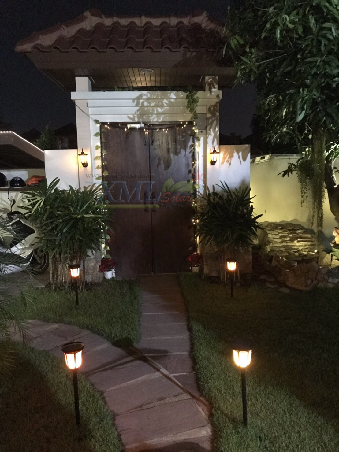 โคมไฟกิ่งโซล่าเซลล์ ทรง Modern (เเสง : เปลวไฟเหลืองวอมไวท์) 1 แถม 1