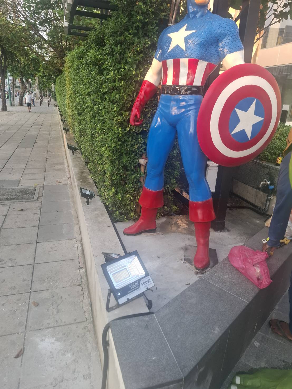 ไฟสปอตไลท์โซล่าเซลล์ 100 Watt กล่องสีน้ำตาล (เปิดได้ 3 แสง)