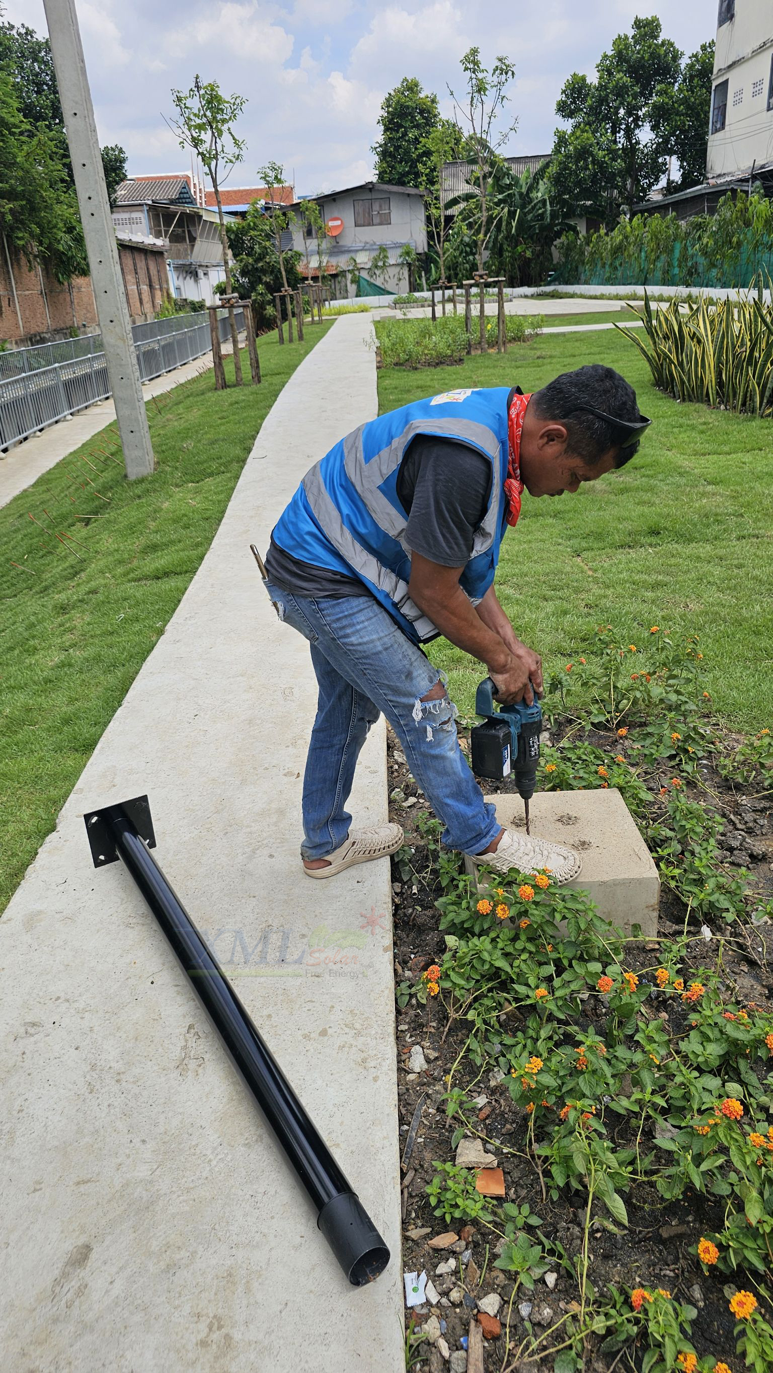 ชุดเสาพร้อมโคม SET A (โคมไฟโซล่าเซลล์ UFO SLT39-300W + เสาเหล็กดำสูง 2.82 เมตร)(เปิดได้ 3 แสง)