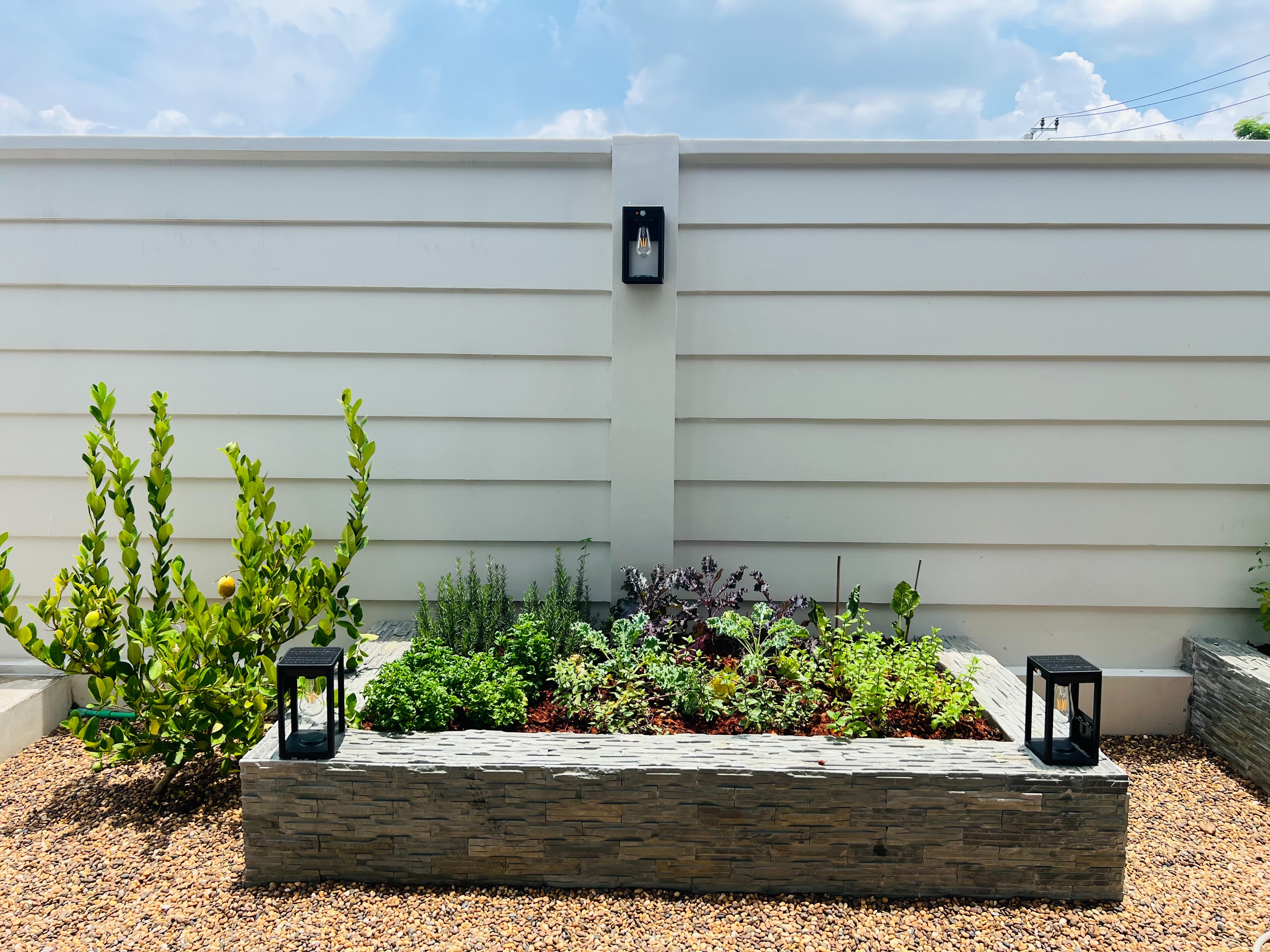 โคมไฟติดผนังโซล่าเซลล์ หลอดไส้ รุ่น TB-283 (แสง : เหลืองวอมไวท์)