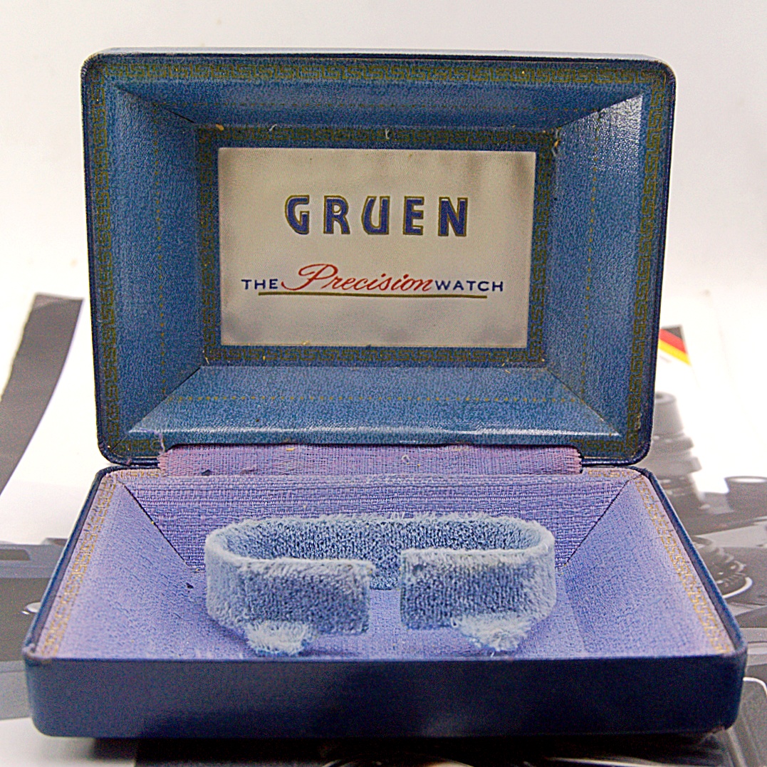 นาฬิกาเก่า GRUEN ไขลานสองเข็มครึ่ง พร้อมกล่องเดิม