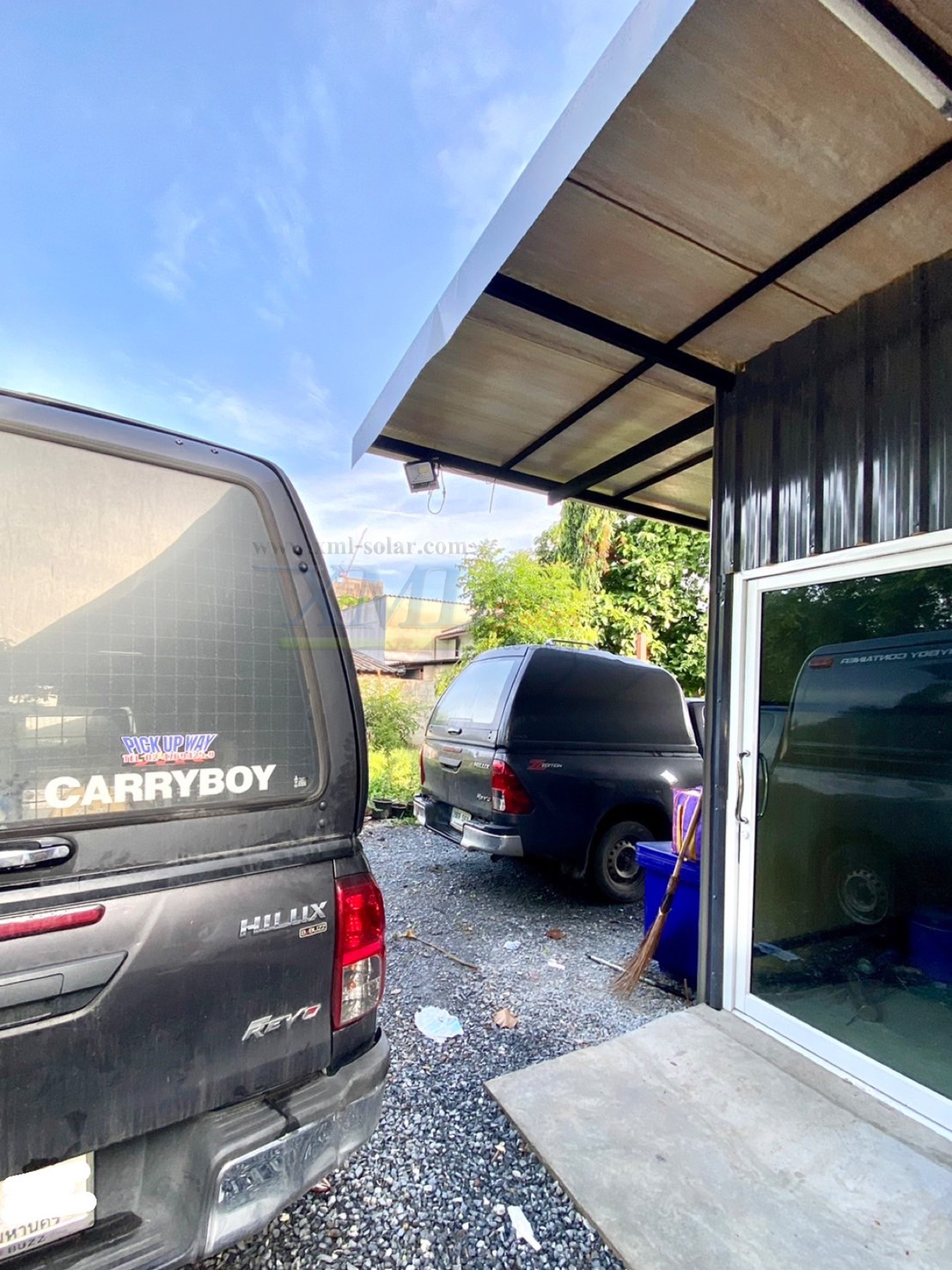 ไฟสปอตไลท์โซล่าเซลล์ 50 Watt กล่องสีน้ำตาล (เปิดได้ 3 แสง)