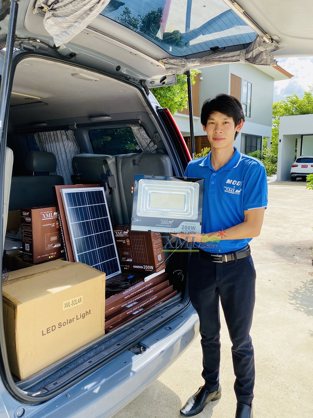 ไฟสปอตไลท์โซล่าเซลล์ 200 Watt กล่องสีน้ำตาล (เปิดได้ 3 แสง)