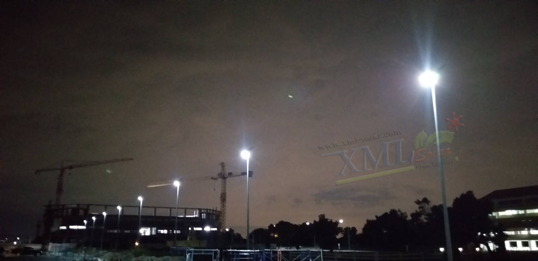 โคมไฟถนนโซล่าเซลล์อัจฉริยะ (รุ่น 9,000Lumens + แผง 100 W) (แสง : ขาว)