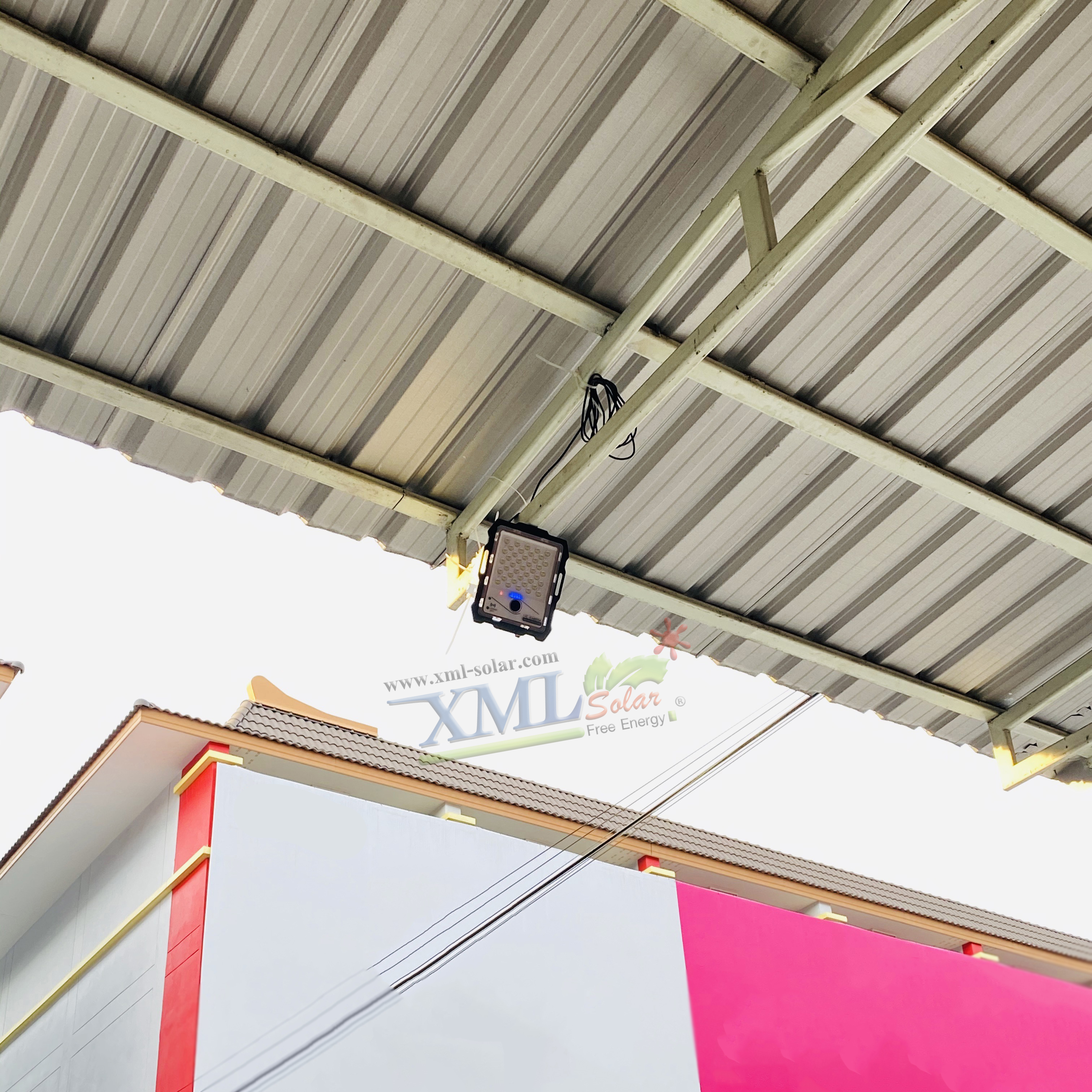 ไฟสปอตไลท์โซล่าเซลล์ 100 W. รุ่น Smart IOT With CCTV Camera (เเสง : ขาว)