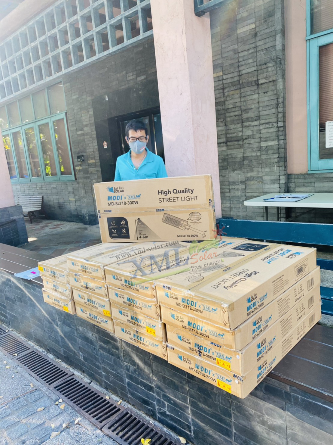 โคมไฟถนนโซล่าเซลล์ XML-Solar 300W (แสง : ขาว)(สว่างค้าง)
