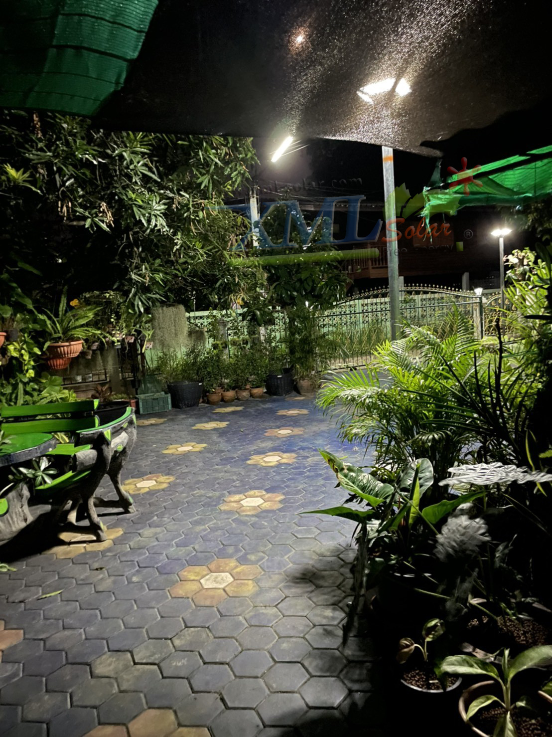 ชุดเสาพร้อมโคม SET B (โคมไฟโซล่าเซลล์ UFO SLT28-300W + เสาเหล็กดำสูง 2.82 เมตร)(แสงขาว)