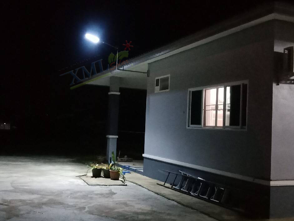 โคมไฟถนนโซล่าเซลล์ XML-Solar 300W (แสง : ขาว)(สว่างค้าง)