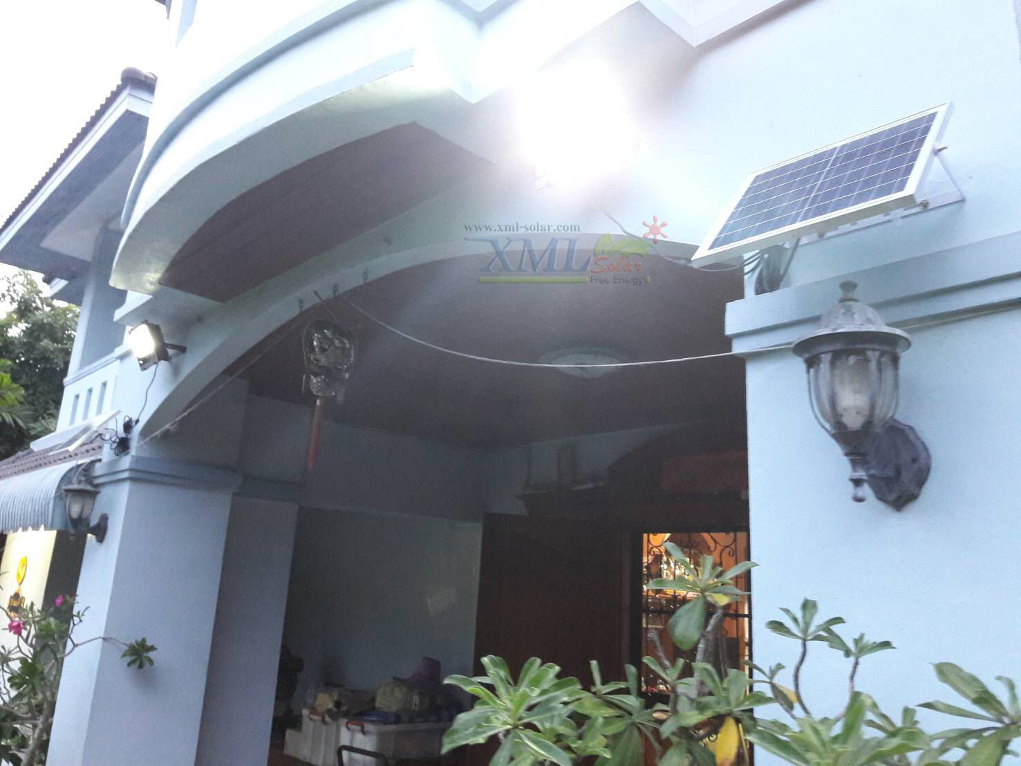 ไฟสปอตไลท์โซล่าเซลล์ 50 Watt กล่องสีน้ำตาล (เปิดได้ 3 แสง)