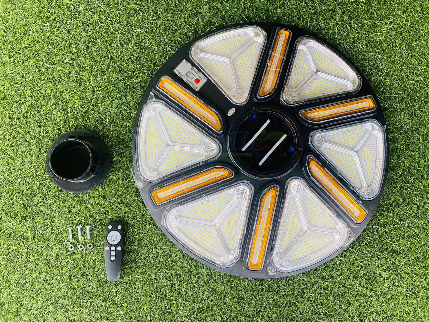 โคมไฟถนนโซล่าเซลล์ UFO ทรงกลมแถบเหลือง รุ่น MODI x XML 300W + Motion Sensor (แสง : ขาว)