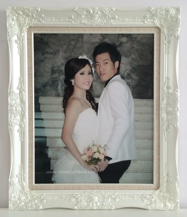 กรอบหลุยส์ไม้แท้ ขนาด 16x20 นิ้ว สีขาวมุก รวมอัดเคลือบภาพ