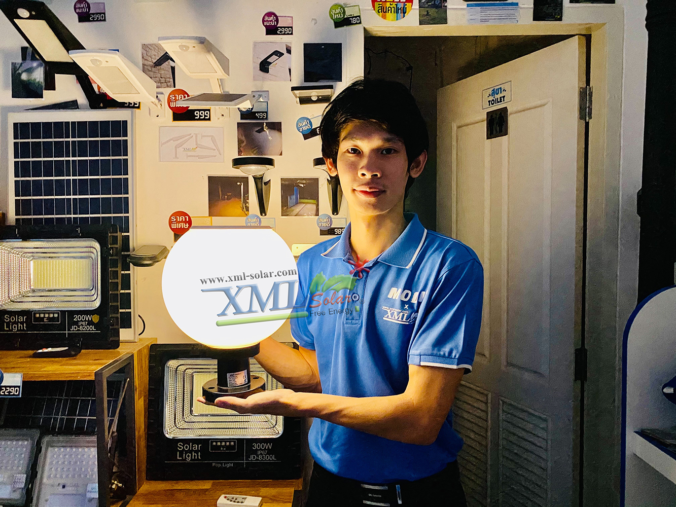 โคมไฟหัวเสาโซล่าเซลล์ ทรงกลมฐานดำ (25 ซม.) + Remote (เปิดได้ 3 แสง)+AC