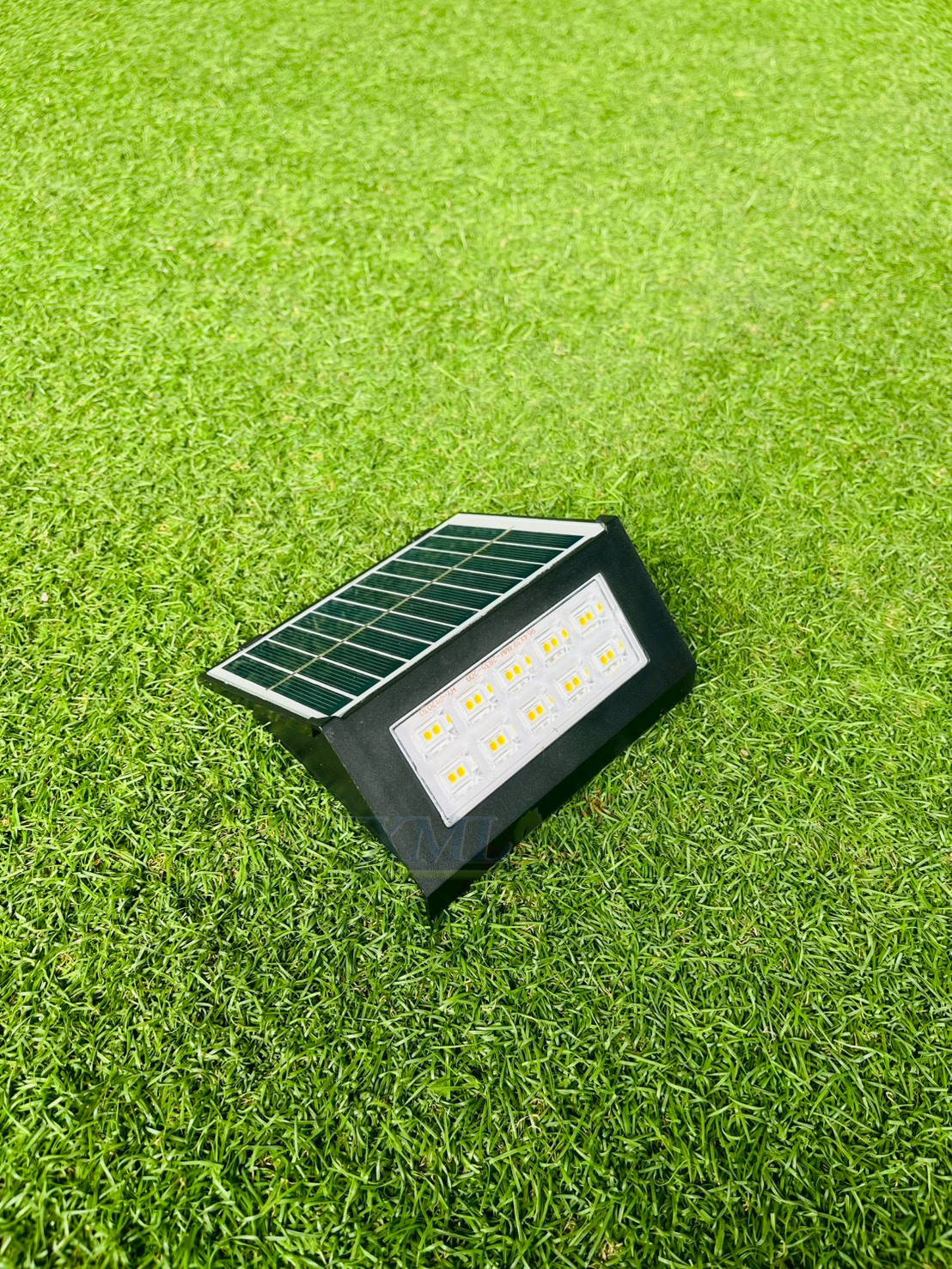 ไฟผนังโซล่าเซลล์ ทรงสามเหลี่ยม รุ่น LSXML-245