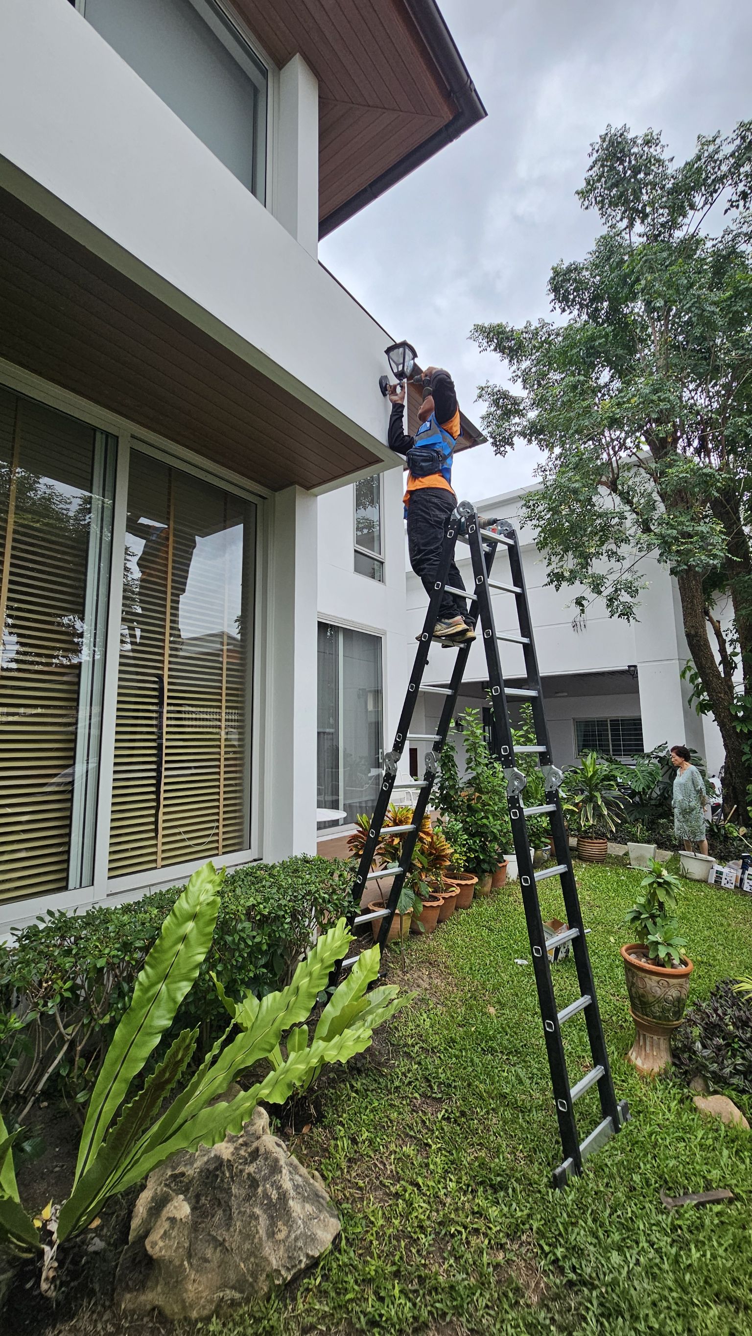 โคมไฟกิ่ง ติดผนัง โซล่าเซลล์ JD-X90 (เปิดได้ 3 แสง)(1 แถม 1)