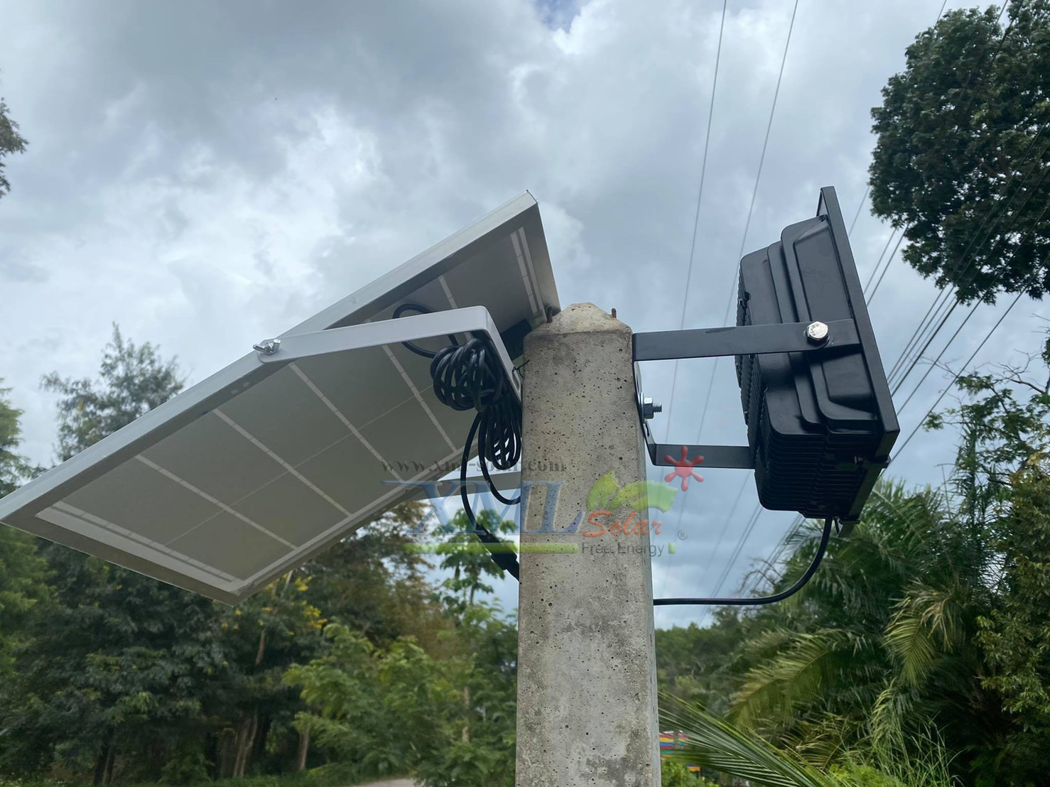 ไฟสปอตไลท์โซล่าเซลล์ 100 Watt กล่องสีน้ำตาล (เปิดได้ 3 แสง)