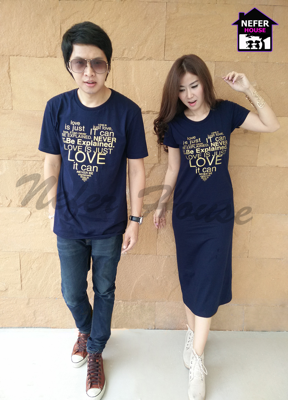 เสื้อคู่รักเกาหลี ทรงยาวสีกรมตัดกับสกรีนสีเหลืองทองรูปหัวใจ