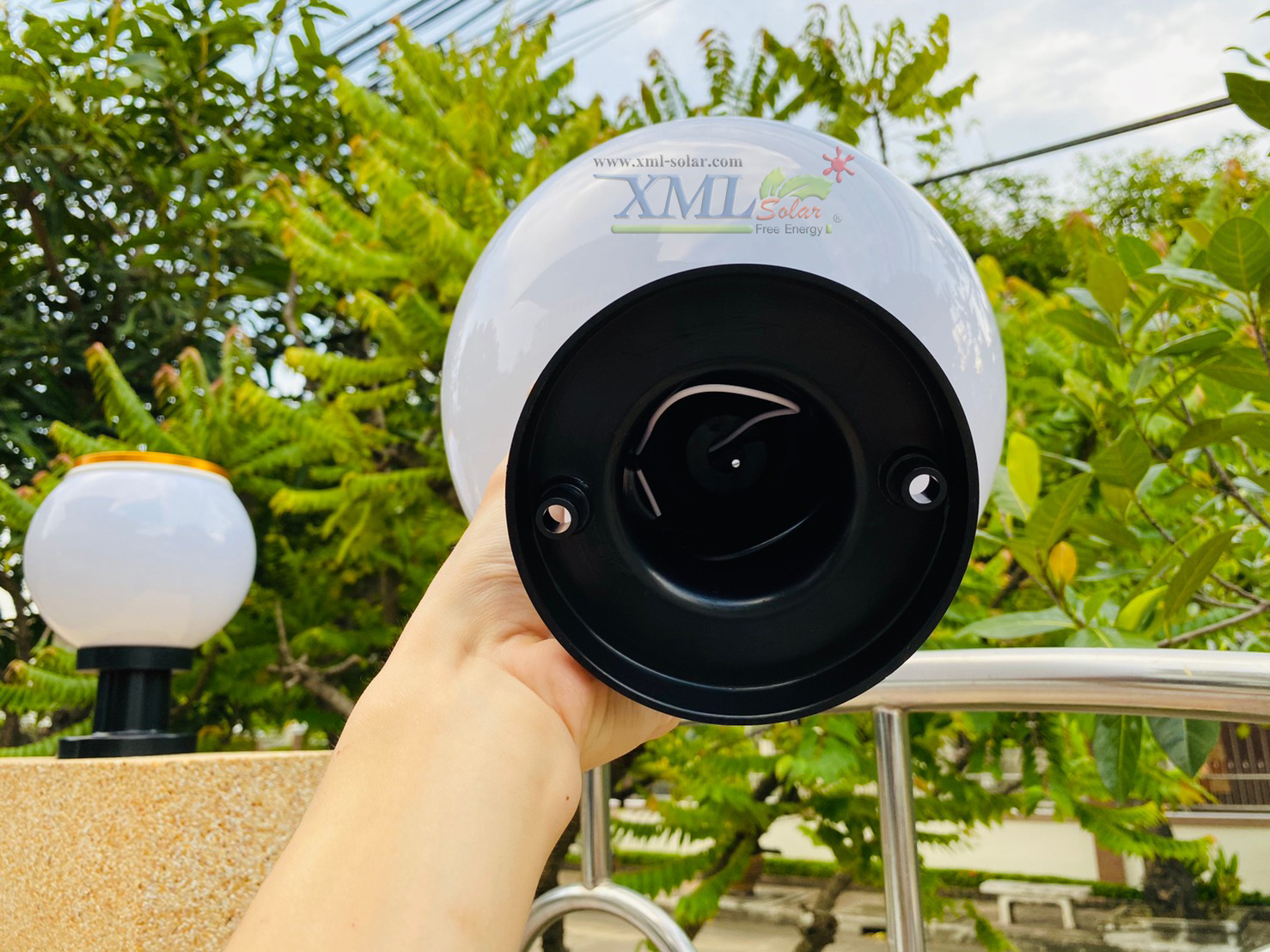โคมไฟหัวเสาโซล่าเซลล์ + AC ทรงกลม (20 ซม.) รุ่นขอบทอง (เปิดได้ 2 แสง)(1 แถม 1)