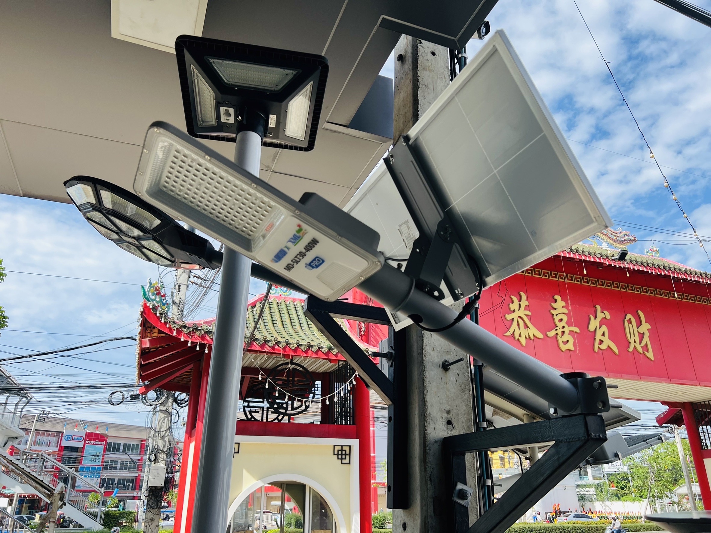 โคมไฟถนนโซล่าเซลล์ 400W รุ่น MD-SLT30-400W (แสง : ขาว)