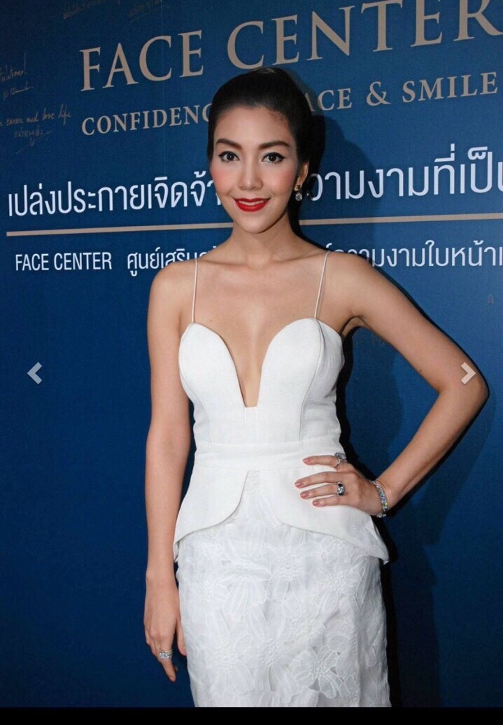 U Bra บราทรงตัวยู บราสำหรับใส่ออกงาน ใส่เสื้อคอวีคอลึกโชว์ล่อง สายด้านหลังเปลี่ยนใส่ได้สองแบบ มี 2 สี เนื้อ ดำ Size/32,34, 36 ราคาส่งตัวละ 350 บาท