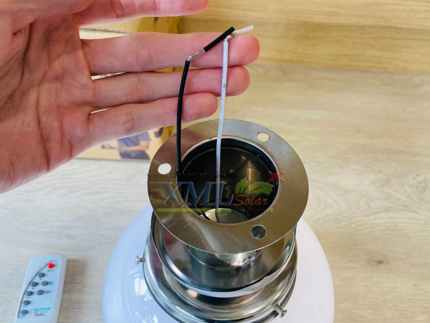 โคมไฟหัวเสาโซล่าเซลล์ ทรงกลมฐานสเเตนเลส (20 ซม.) + Remote (เปิดได้ 3 แสง)+AC