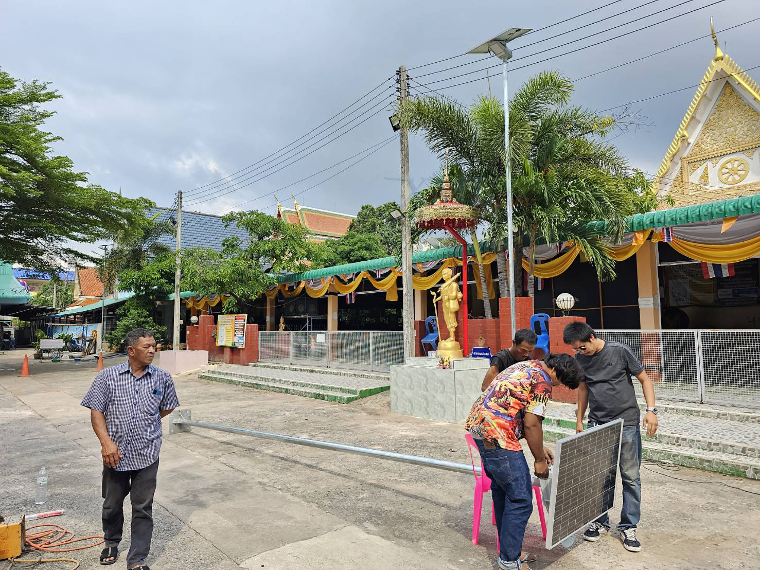 โคมไฟถนนโซล่าเซลล์อัจฉริยะ (รุ่น 9,000Lumens + แผง 100 W) (แสง : ขาว)