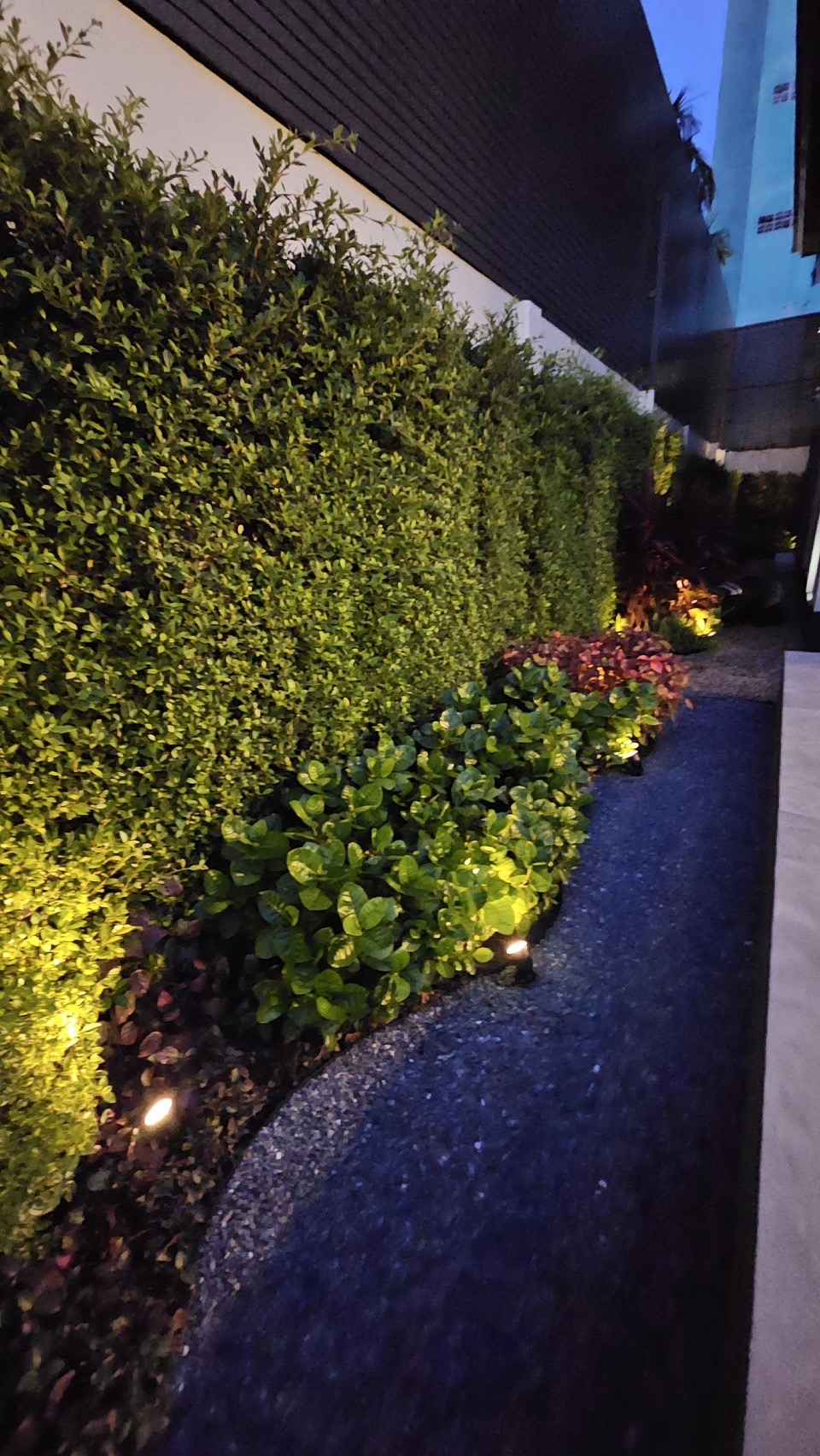 สปอร์ตไลท์ปักสนามโซล่าเซลล์ DC-17 รุ่น 4 หัว สาย 3 เมตร (แสง : เหลืองวอมไวท์)