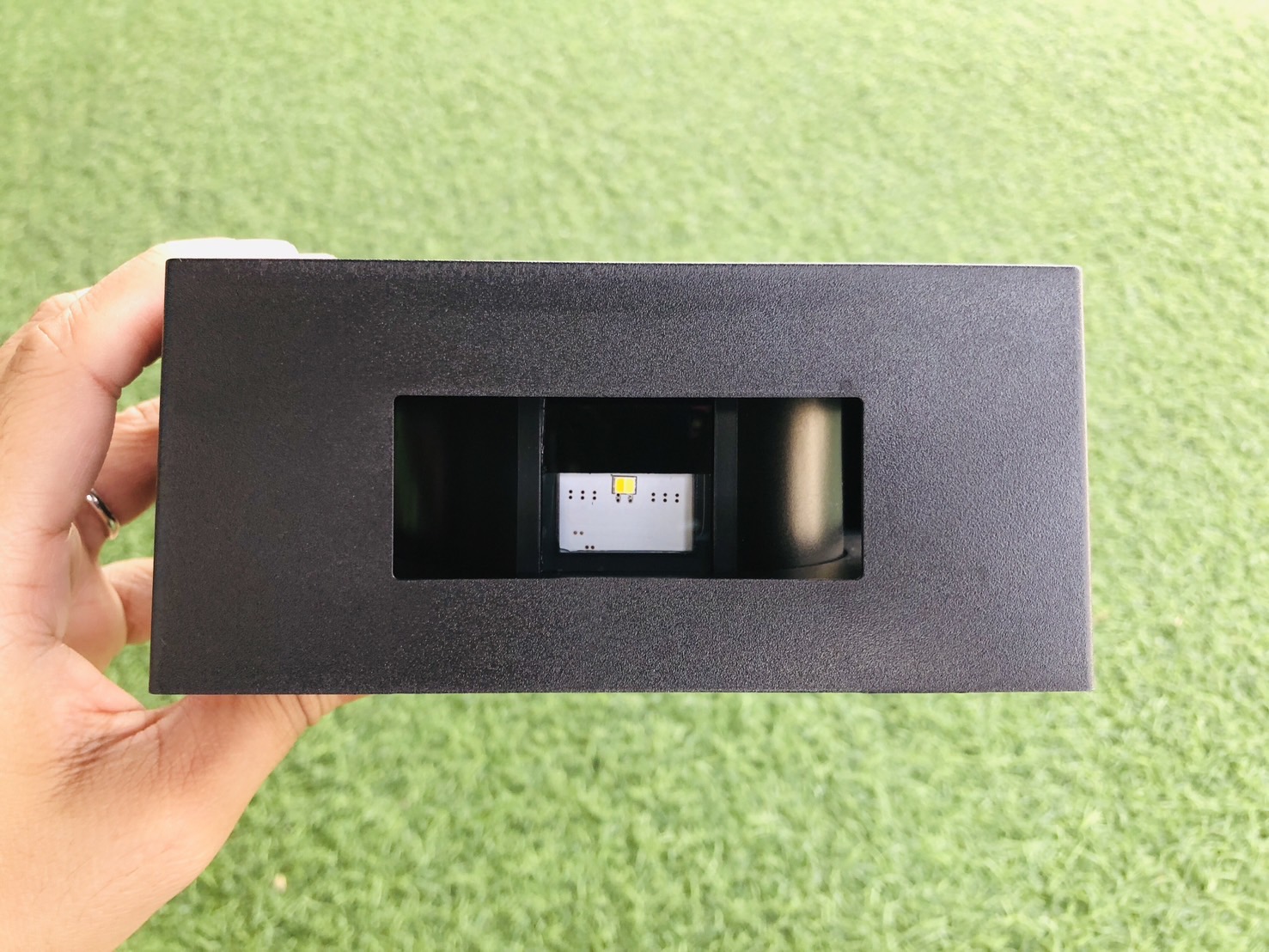 โคมไฟติดผนังโซล่าเซลล์ Luxury Design ส่องบนล่าง รุ่น TB-282 (เปิดได้ 2 แสง)