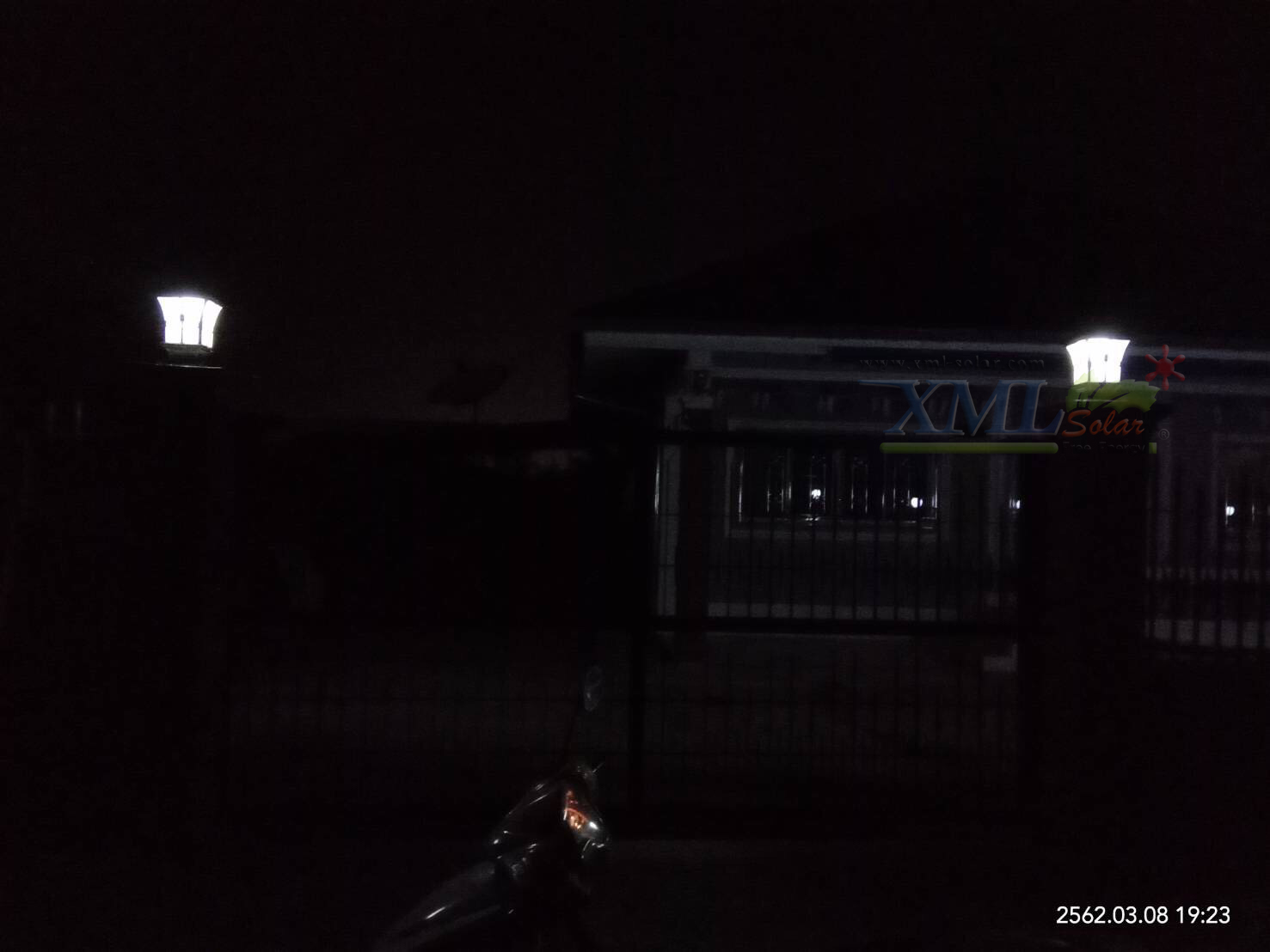 โคมไฟหัวเสาโซล่าเซลล์ + AC ทรง Grand เเบบที่ 2 (สีดำ) (เเสง : ขาว + เหลืองวอมไวท์) (45 cm.)