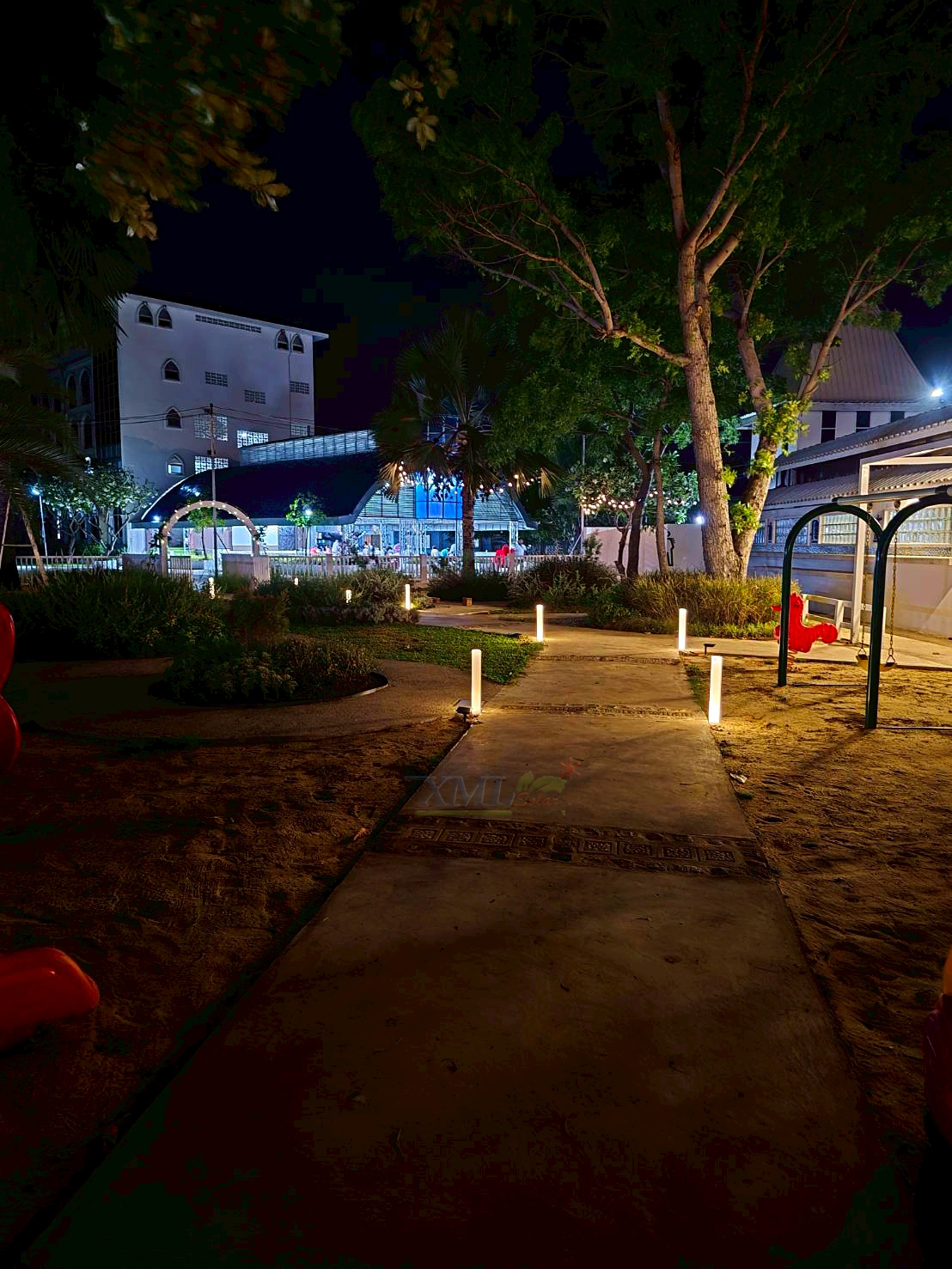 โคมไฟตั้งพื้นโซล่าเซลล์ รุ่น TC-11838 (แสงขาว + เหลืองวอมไวท์)