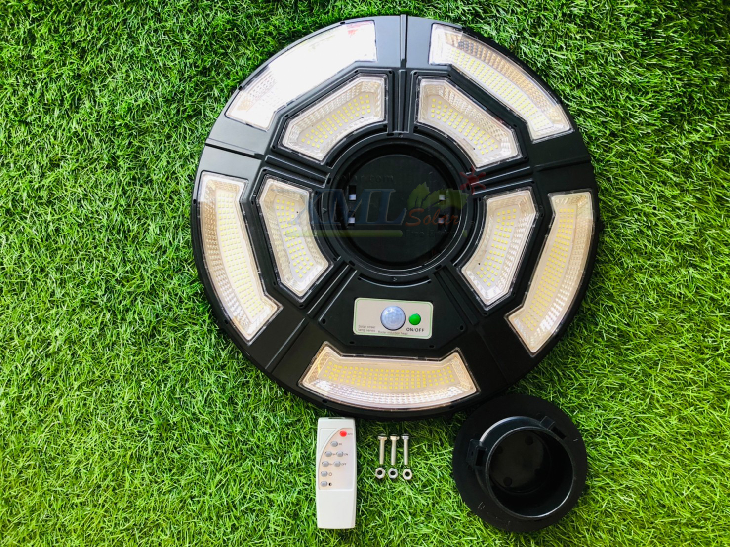 โคมไฟถนนโซล่าเซลล์ UFO ทรงกลม รุ่น 10,000W (9 ช่อง 5 ทิศทาง) ไซส์เล็ก (แสง : เหลืองวอมไวท์)