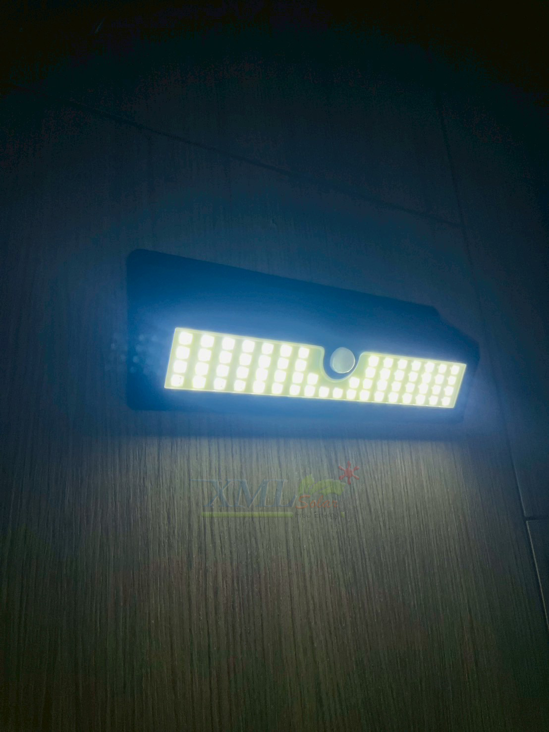 ไฟติดผนังโซล่าเซลล์ 62 LED (เเสง : ขาว)