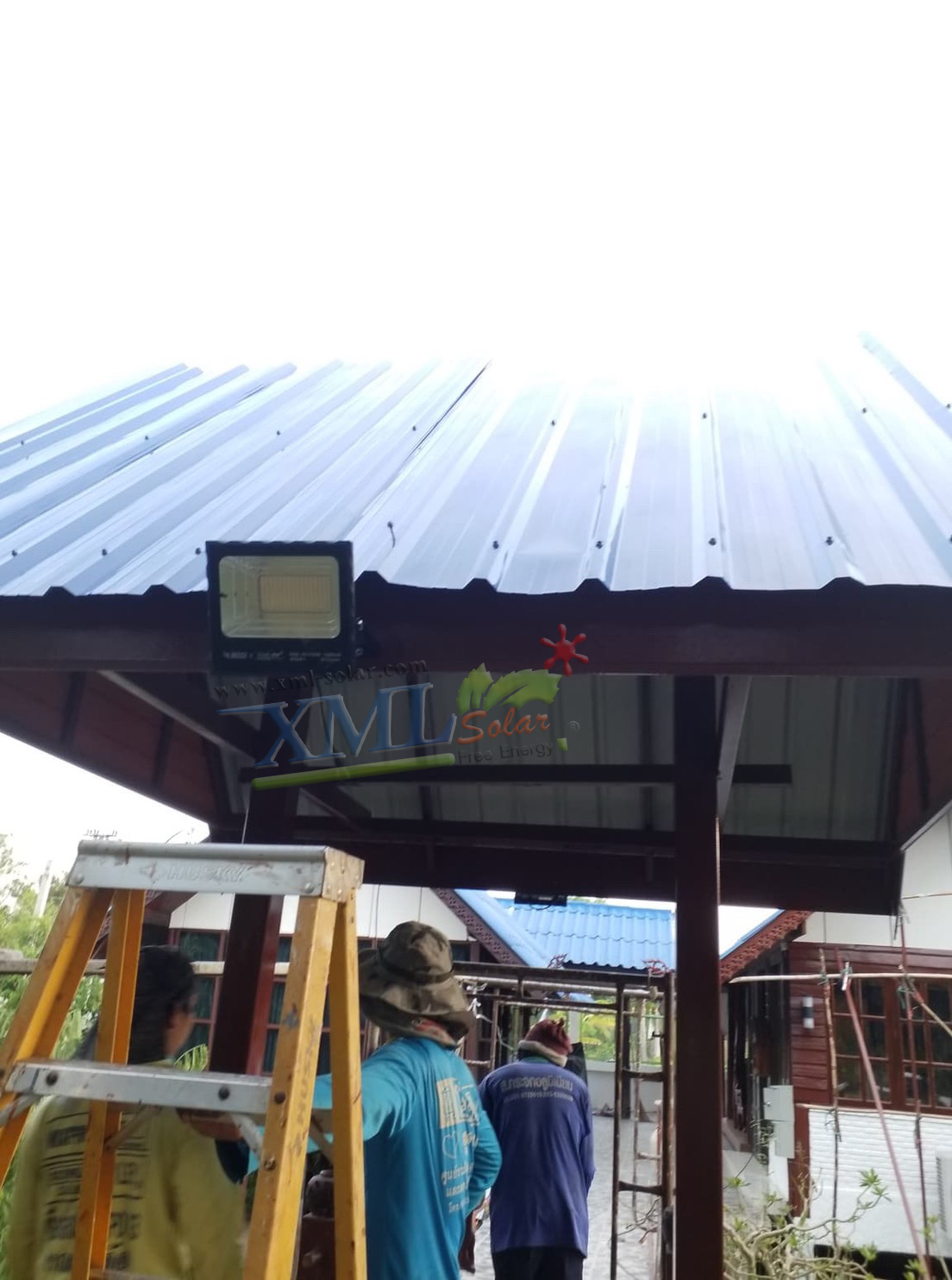 รุ่นประหยัด ไฟสปอตไลท์โซล่าเซลล์ 100 W. รุ่น MODI x XML (เปิดได้ 3 แสง)