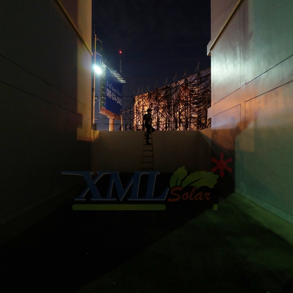 ไฟสปอตไลท์โซล่าเซลล์ รุ่น 30 Watt (เเสง : ขาว)