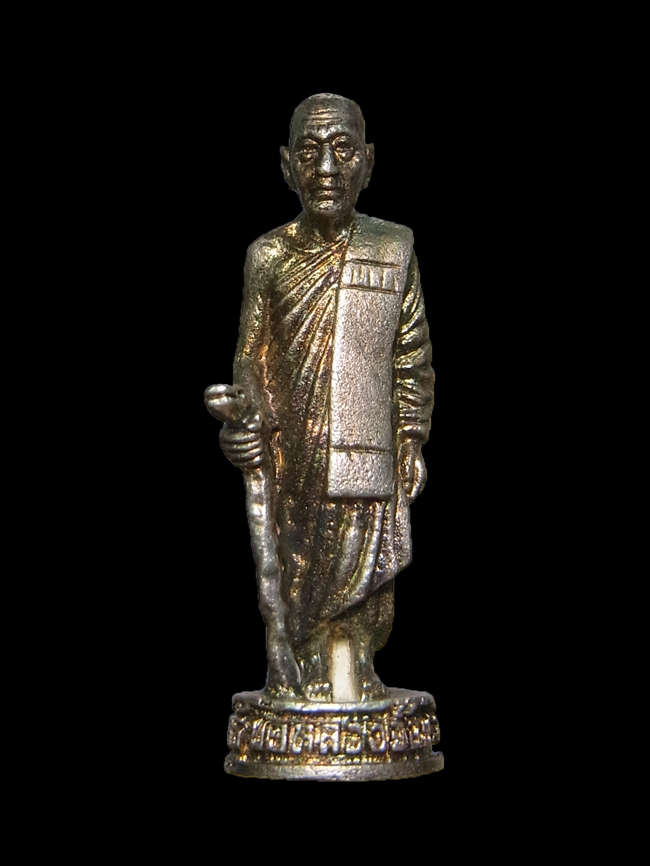 รูปหล่อยืนถือไม้เท้า หลวงพ่อจ้อย วัดเขาสุวรรณประดิษฐ์