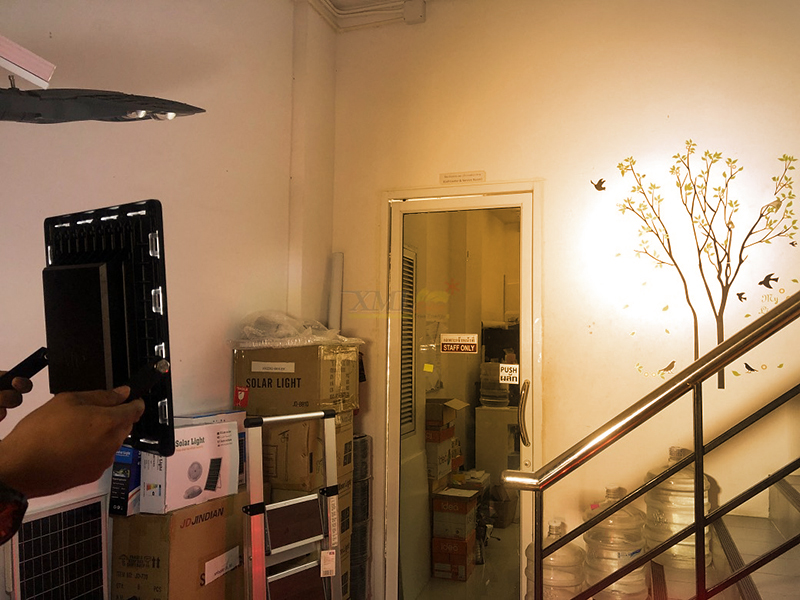 ไฟสปอตไลท์โซล่าเซลล์ 120W SLIM (แสง : เหลืองวอมไวท์)