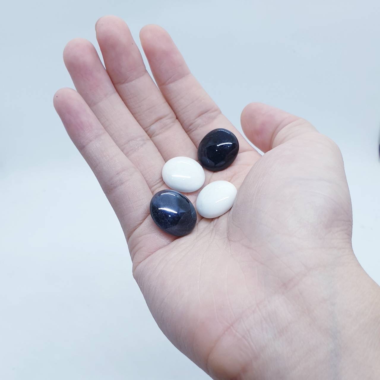 เบี้ย ขาว-ดำ ใข้ในการตกแต่ง บรรจุ 100 ดวง และ 50 ดวง