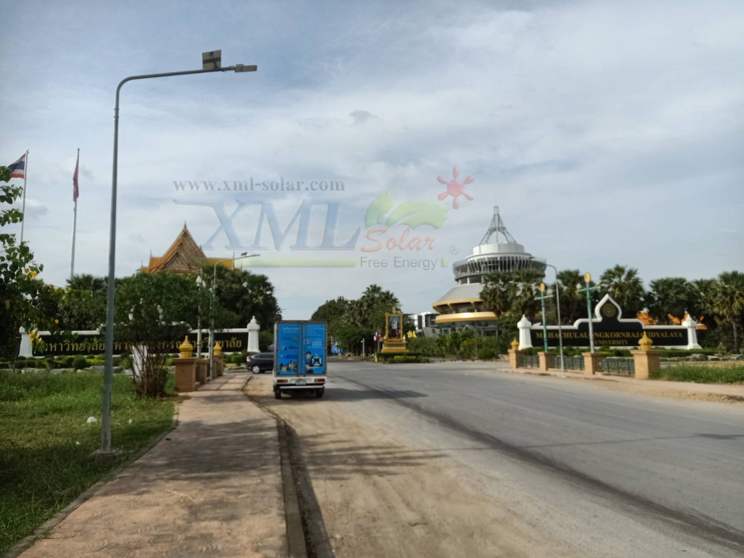 โคมไฟถนนโซล่าเซลล์ 400W รุ่น MD-SLT30-400W (แสง : ขาว)