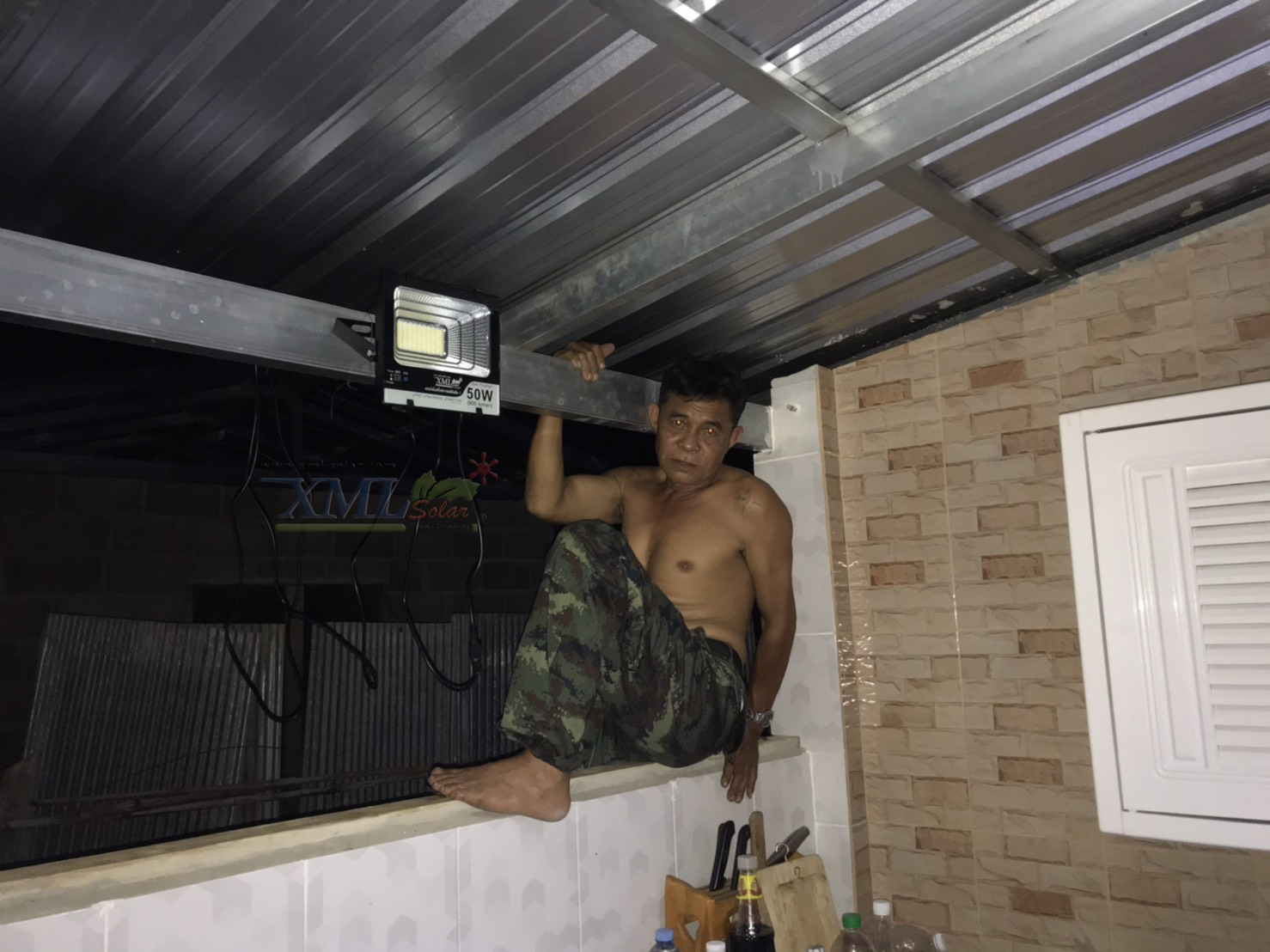 ไฟสปอตไลท์โซล่าเซลล์ 50 Watt กล่องสีน้ำตาล (เปิดได้ 3 แสง)