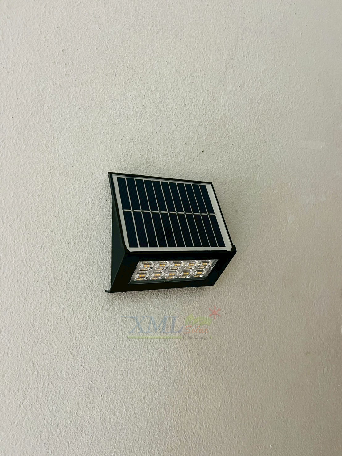 ไฟผนังโซล่าเซลล์ ทรงสามเหลี่ยม รุ่น LSXML-245