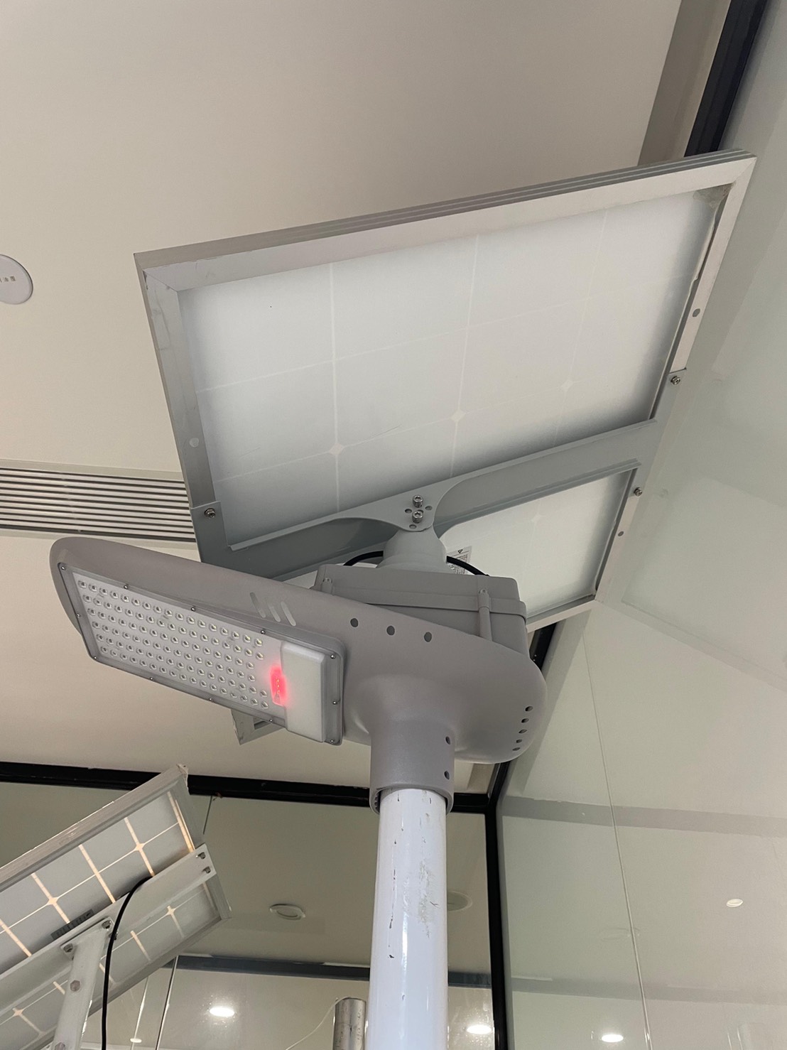 โคมไฟถนนโซล่าเซลล์อัจฉริยะ (รุ่น 9,000Lumens + แผง 100 W) (แสง : ขาว)