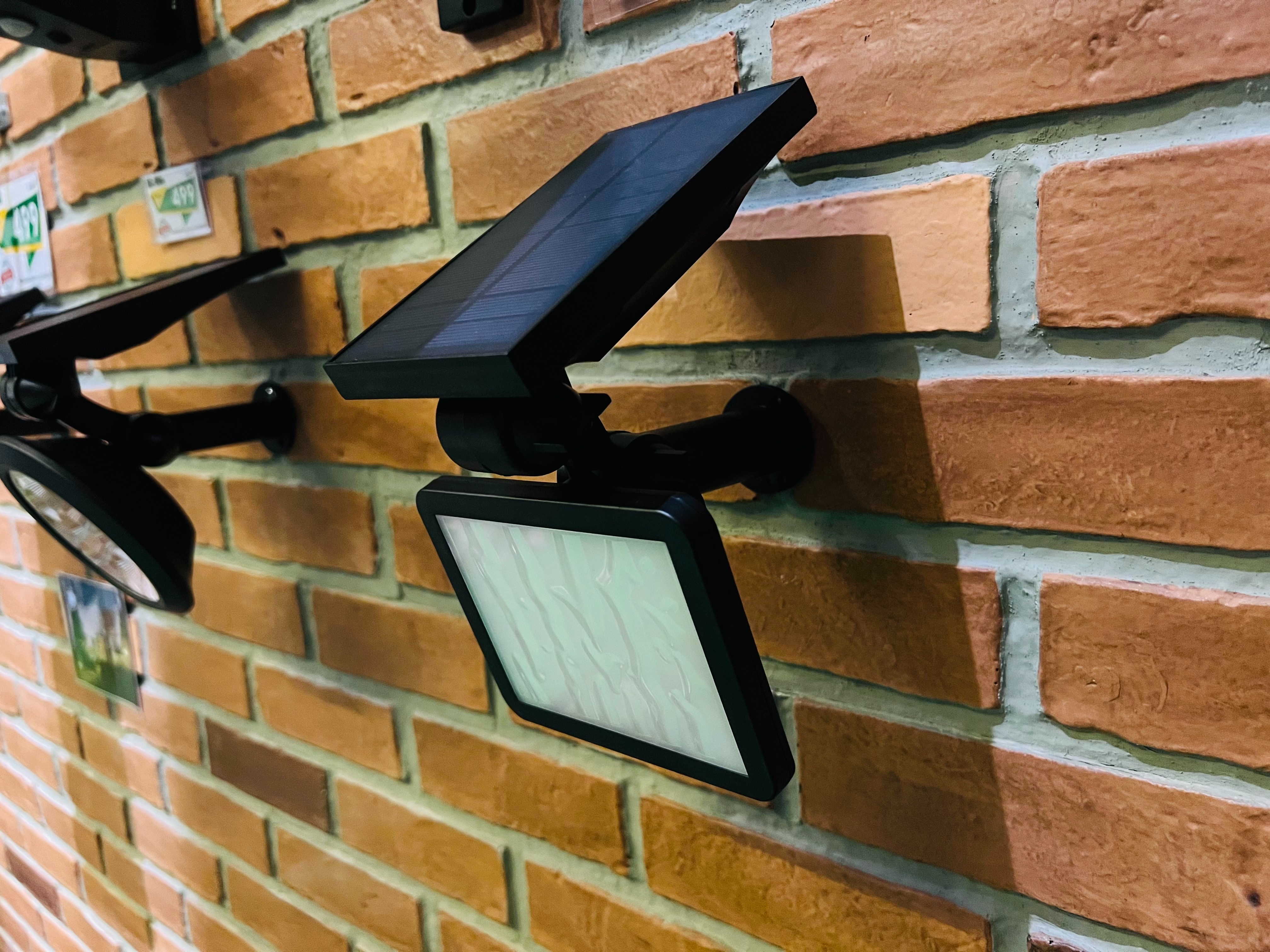 สปอร์ตไลท์ติดผนังโซล่าเซลล์ 48 LED (รุ่นเเบน) (เเสง : ขาว) (1 แถม 1)