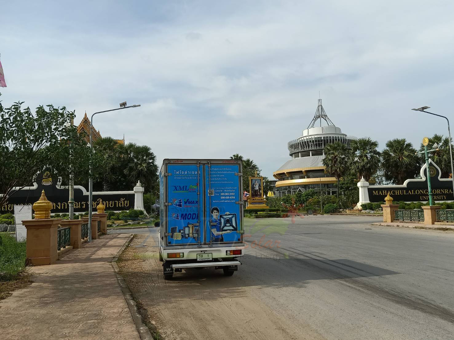 โคมไฟถนนโซล่าเซลล์ 400W รุ่น MD-SLT30-400W (แสง : ขาว)