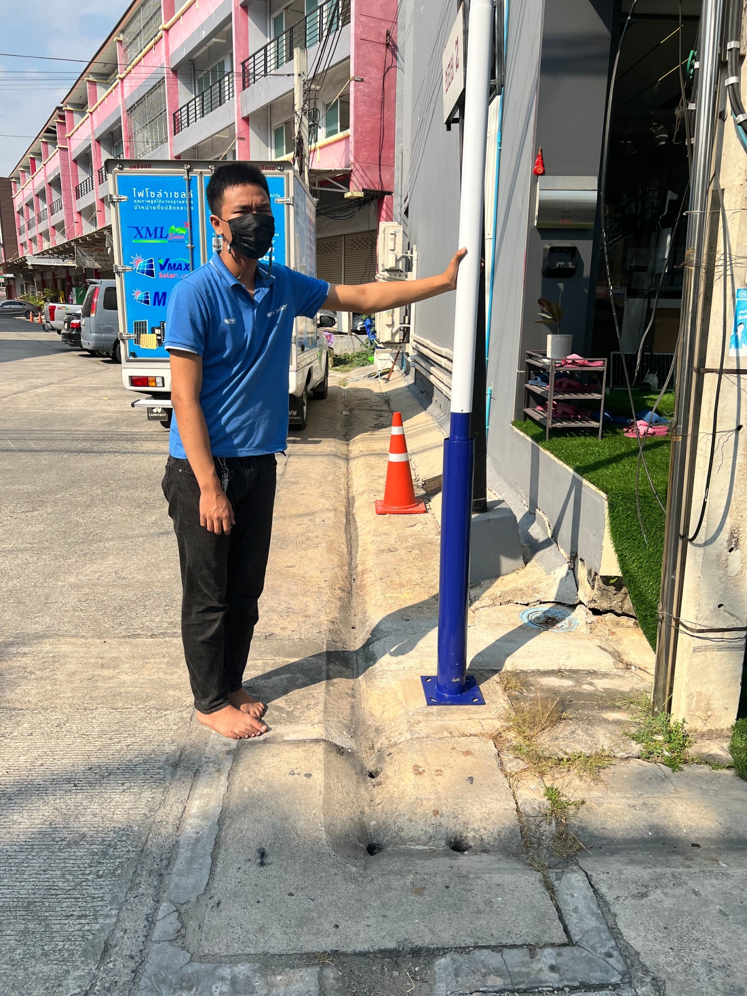 เสาไฟสนาม เหล็กพ่นสีขาว ฐานสีน้ำเงิน สูง 6 เมตร (ปลาย 3 นิ้ว)