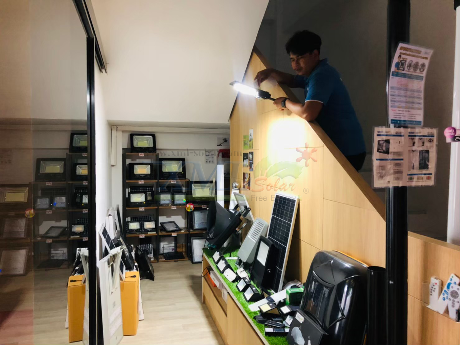 ไฟถนนโซล่าเซลล์ รุ่น Modi x XML 30W. (แสง : ขาว)(ขาพลาสติก)(ระบบสว่างค้าง) ของแท้* แบรนด์ MODI XMLSOLAR