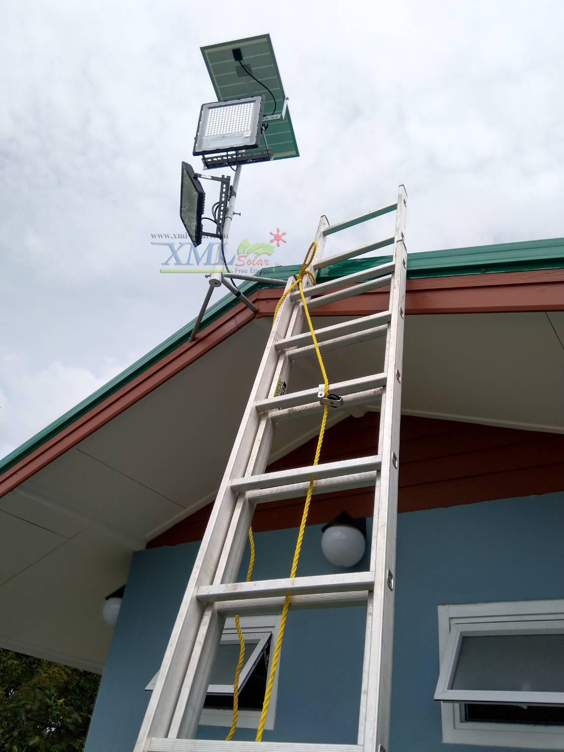 ไฟสปอตไลท์โซล่าเซลล์ 200W SLIM (แสง : ขาว)