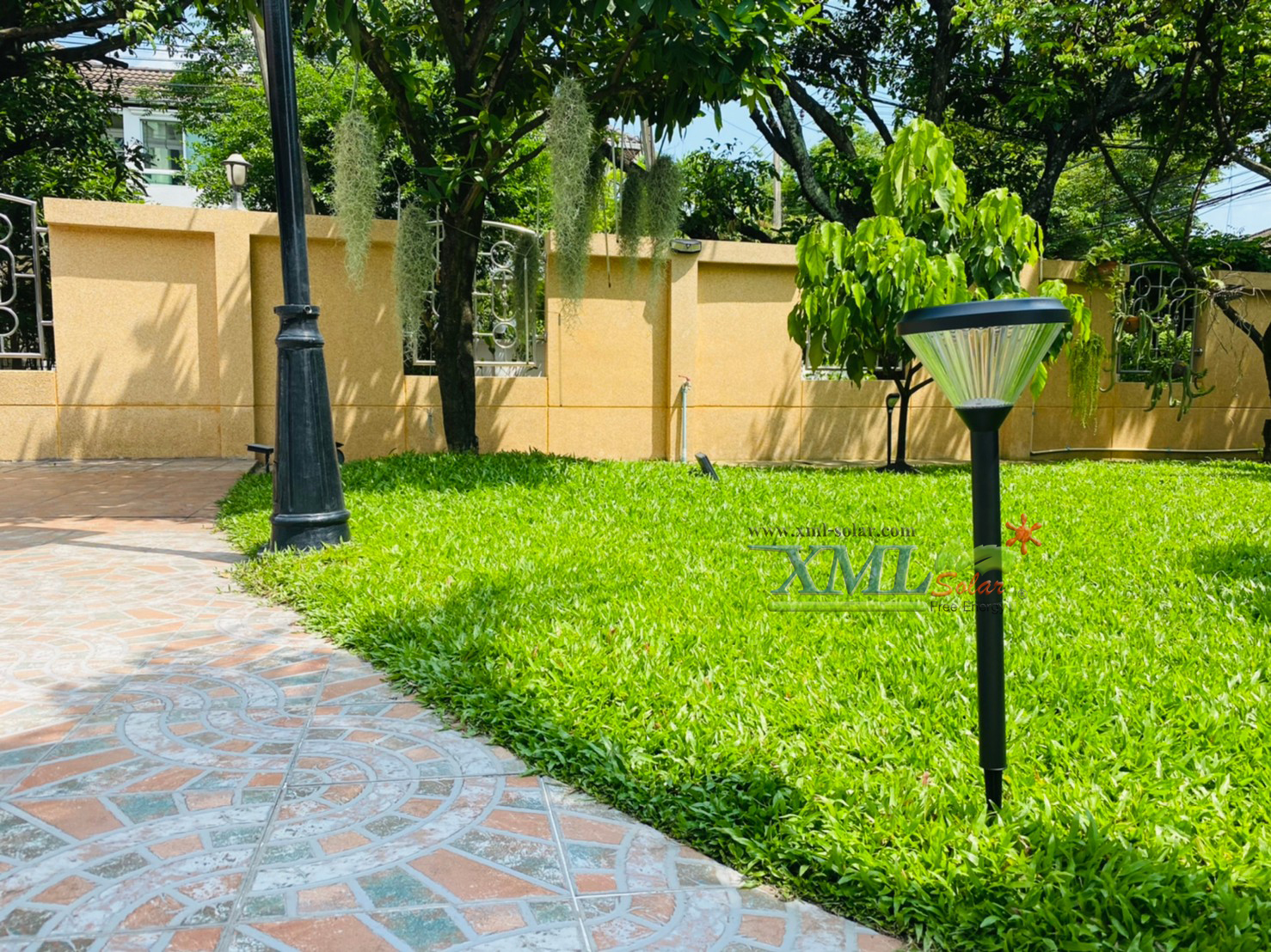 โคมไฟปักสนามโซล่าเซลล์ ทรงกรวย (แสง : เหลืองวอมไวท์)