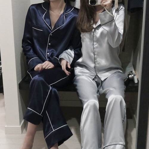 ชุดนอนผ้าซาติน ผ้านุ่ม ลื่น ใส่สบาย สไตล์เรียบหรู ผ้าระบายอากาศได้ดีไม่ร้อน สีเทาเข้ม ราคาชุดละ 450 บาท